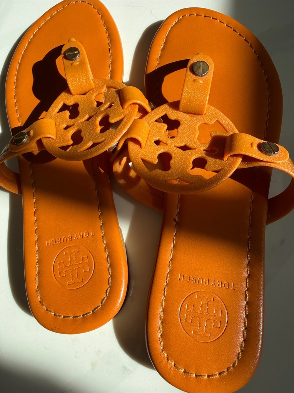 Tory Burch Orange Logo Leather Thong Sandals - Picture 3 of 3